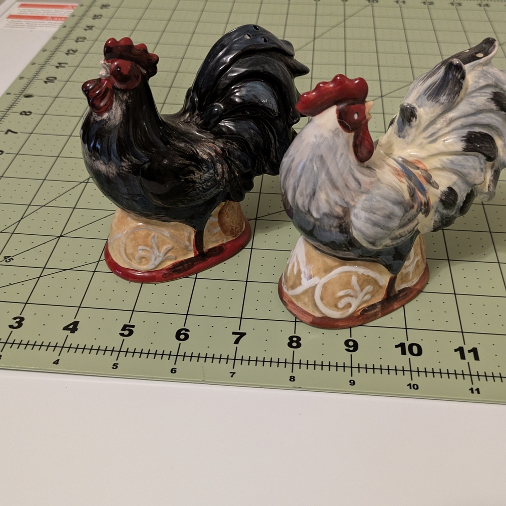 Salt And Pepper Shakers Colorful Roosters